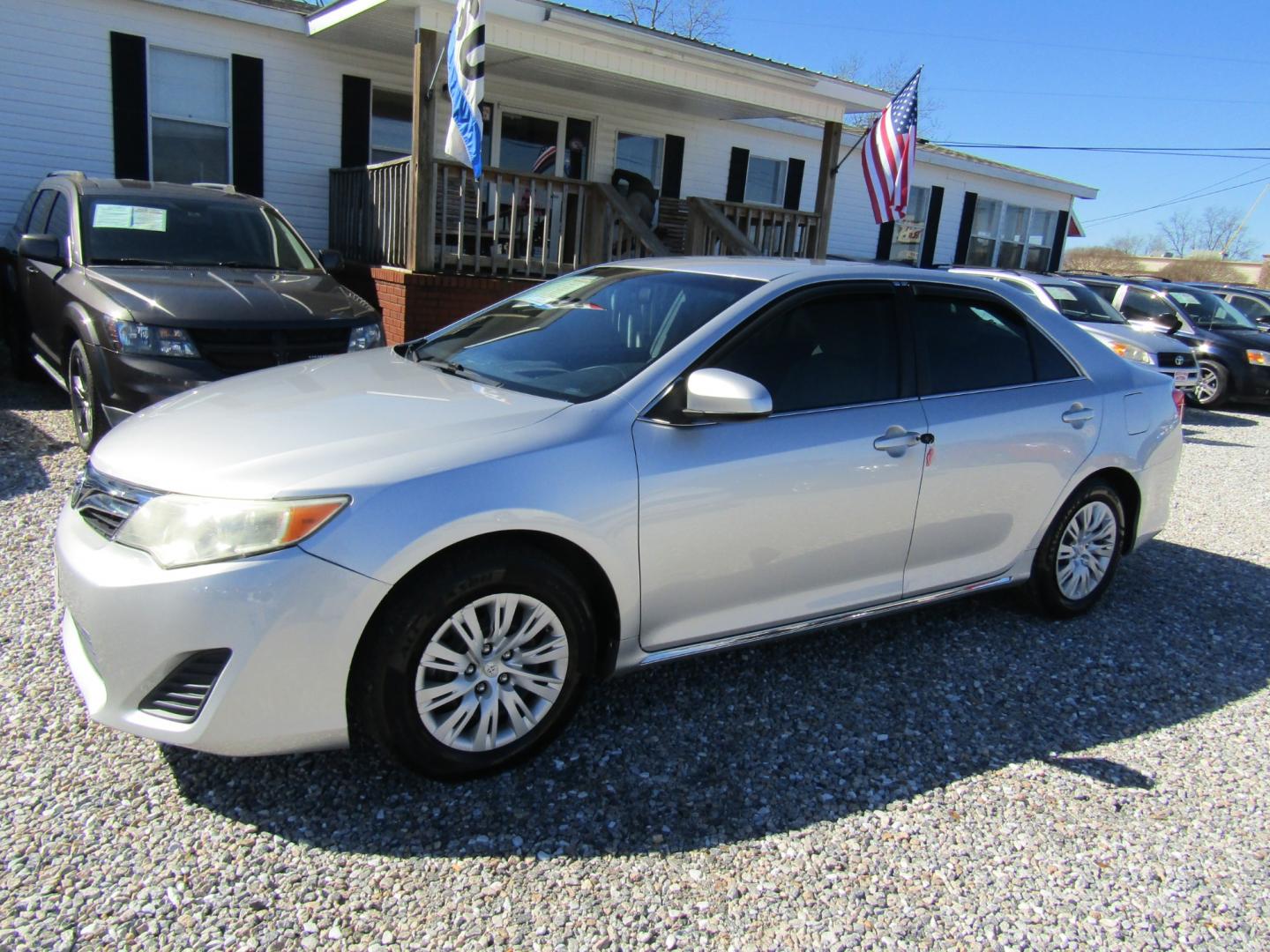 2014 Silver /Gray Toyota Camry LE (4T4BF1FK9ER) , Automatic transmission, located at 15016 S Hwy 231, Midland City, AL, 36350, (334) 983-3001, 31.306210, -85.495277 - Photo#2